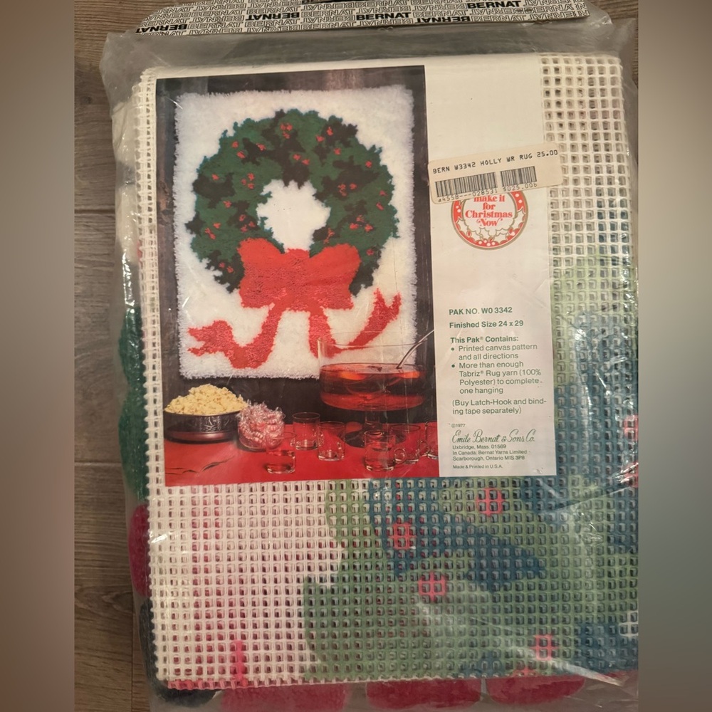 Vtg New Bernat HOLLY WREATH Christmas Latch Hook Rug/Wall Kit Large Size